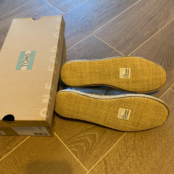 Womens Tom’s - Picture 2 of 2